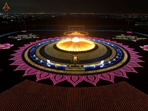 ภาพ No.81874:พิธีจุดวิสาขประทีปและเวียนประทักษิณ เนื่องในวันวิสาขบูชา วันเสาร์ที่ 3 มิถุนายน 2566 ณ ลานธรรมพระมหาธรรมกายเจดีย์ วัดพระธรรมกาย จ.ปทุมธานี