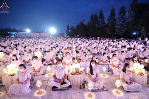 ภาพ No.70273:พิธีจุดประทีปถวายเป็นพุทธบูชา และบูชาธรรมมหาปูชนียาจารย์ ในโครงการธรรมยาตรากตัญญูบูชา มหาปูชนียาจารย์ พระมงคลเทพมุนี(สด จนฺทสโร) พระผู้ปราบมาร ปีที่ 11 ณ อนุสรณ์สถานลำดับที่ 2 สถานที่ตั้งมโนปณิธานบวชตลอดชีวิต อนุสรณ์สถานคลองบางนางแท่น อ.สามพราน จ.นครปฐม 
