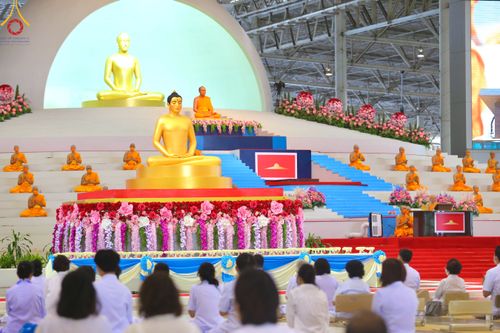 ภาพ No.83732:พิธีวางแผ่นจารึกชื่อและพิธีวางพวงมาลัยสักการะพระประธาน วันอาทิตย์ที่ 16 กรกฎาคม พ.ศ. 2566 ณ รัตนบัลลังก์ สภาธรรมกายสากล วัดพระธรรมกาย