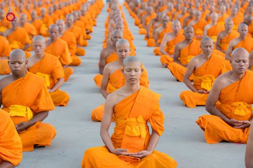 ภาพ No.285188:วันจันทร์ที่ 15 ธันวาคม พ.ศ.2568  บันทึกภาพหมู่ประวัติศาสตร์ โครงการบรรพชาอุปสมบทหมู่  รุ่นบูชาธรรมมหาปูชนียาจารย์ ประจำปี 2568 ณ ลานธรรมมหาธรรมกายเจดีย์ วัดพระธรรมกาย