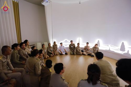 ภาพ No.311567:วันจันทร์ที่ 23 กุมภาพันธ์ พ.ศ. 2569 เปิดโลกทัศน์ผู้บริหารสถานศึกษายุคใหม่ เรียนรู้ต้นแบบการพัฒนาคนผ่านพลัง “บวร–V-Star” ผู้เข้ารับการพัฒนาตามโครงการ สพฐ. ศึกษาดูงานวัดพระธรรมกาย เสริมภาวะผู้นำคุณธรรมสู่การบริหารโรงเรียนอย่างยั่งยืน ณ อาคาร 100 ปี คุณยาย