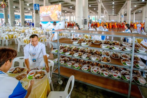 ภาพ No.325728:วันที่ 22 เมษายน พ.ศ.2569(วันคุ้มครองโลก) งานถวายมหาสังฆทาน 40,000 กว่าวัดทั่วประเทศ เจ้าหน้าที่ สาธุชน ร่วมใจจัดเตรียมภัตตาหารเพล (ชุด 2)