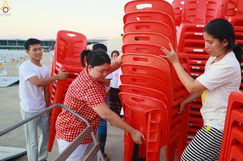 ภาพ No.322030:วันที่ 12 -13 เมษายน พ.ศ.2569 การเตรียมกล่องไทยธรรม + การขนย้ายเก้าอี้ เพื่องานถวายมหาสังฆทาน 40,000 กว่าวัดทั่วประเทศ วันคุ้มครองโลก 22 เมษายน พ.ศ.2569 วัดพระธรรมกาย