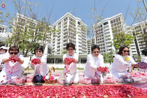 ภาพ No.304015:วันที่ 25 มกราคม พ.ศ. 2569 พิธีต้อนรับพระธรรมยาตรา  รร.สามัคคีราษฏร์บำรุง-วัดพระธรรมกาย ในโครงการธรรมยาตรา กตัญญูบูชา มหาปูชนียาจารย์ พระมงคลเทพมุนี(สด จนฺทสโร) พระผู้ปราบมาร อนุสรณ์สถาน 7 แห่ง ปีที่ 14