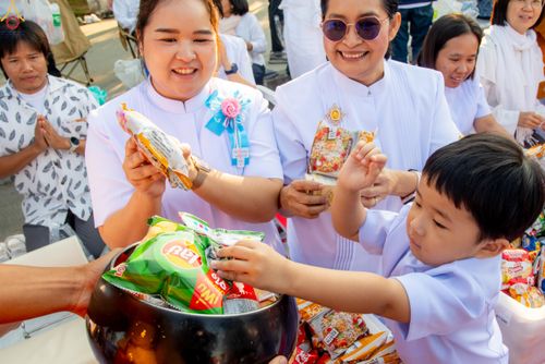 ภาพ No.282732:วันเสาร์ที่ 20 ธันวาคม พ.ศ.2568 พิธีตักบาตรพระ 10,000 รูป (ชุด 2) เนื่องในโอกาส 194 ปี จังหวัดกาญจนบุรี และอุทิศส่วนกุศลให้แด่บรรพชนทั้งหลาย บริเวณถนนสองแคว (Skywalk) เมืองกาญจนบุรี