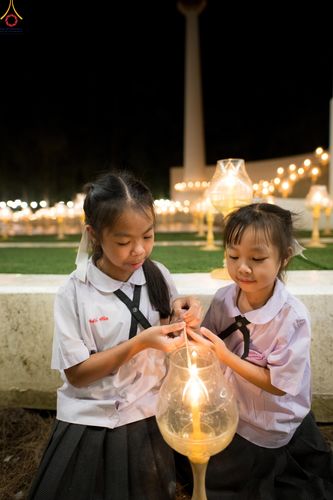 ภาพ No.290159:วันที่ 6 มกราคม พ.ศ. 2569 พิธีจุดประทีปถวายเป็นพุทธบูชา และบูชาธรรมมหาปูชนียาจารย์ (ภาพชุดที่ 2) ณ อนุสรณ์สถานมหาวิหารพระมงคลเทพมุนี (โลตัสแลนด์) อ.สองพี่น้อง จ.สุพรรณบุรี ในโครงการธรรมยาตรา กตัญญูบูชา มหาปูชนียาจารย์ พระมงคลเทพมุนี(สด จนฺทสโร) พระผู้ปรา