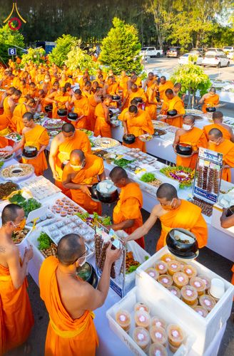 ภาพ No.293589:วันที่ 13 มกราคม พ.ศ. 2569 พิธีถวายภัตตาหารเป็นสังฆทาน แด่พระธรรมยาตรา ณ อนุสรณ์สถานมหาวิหารพระมงคลเทพมุนี (โลตัสแลนด์) อ.สองพี่น้อง จ.สุพรรณบุรี ในโครงการธรรมยาตรา กตัญญูบูชา มหาปูชนียาจารย์ พระมงคลเทพมุนี(สด จนฺทสโร) พระผู้ปราบมาร อนุสรณ์สถาน 7 แห่ง ปี