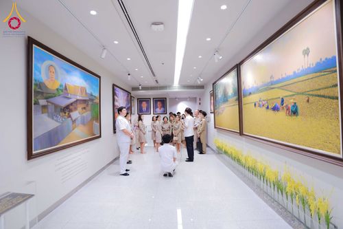 ภาพ No.311498:วันจันทร์ที่ 23 กุมภาพันธ์ พ.ศ. 2569 เปิดโลกทัศน์ผู้บริหารสถานศึกษายุคใหม่ เรียนรู้ต้นแบบการพัฒนาคนผ่านพลัง “บวร–V-Star” ผู้เข้ารับการพัฒนาตามโครงการ สพฐ. ศึกษาดูงานวัดพระธรรมกาย เสริมภาวะผู้นำคุณธรรมสู่การบริหารโรงเรียนอย่างยั่งยืน ณ อาคาร 100 ปี คุณยาย