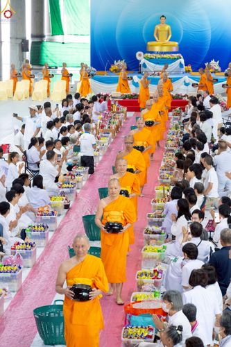 ภาพ No.235326:วันที่ 27 กรกฎาคม พ.ศ. 2568 พิธีตักบาตรฉลองพระใหม่ โครงการบรรพชาและอุปสมบทมู่รุ่นเข้าพรรษา ณ วัดพระธรรมกาย