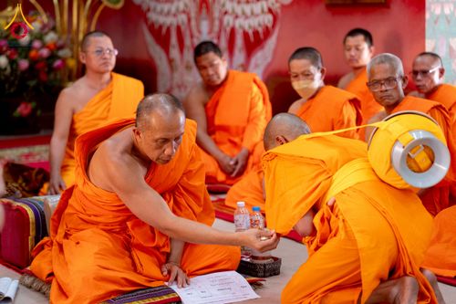 ภาพ No.275868:วันพุธที่ 3 ธันวาคม พ.ศ. 2568 พิธีบรรพชาอุปสมบท โครงการอุปสมบทบูชาธรรมมหาปูชนียาจารย์ ศูนย์อบรม : ศูนย์ส่งเสริมศีลธรรม จ.พะเยา ณ โบราณสถานพระธาตุจอมทอง และ โบสถ์กลางน้ำ วัดพระธาตุศรีโคมคำ อำเภอเมือง จังหวัดพะเยา