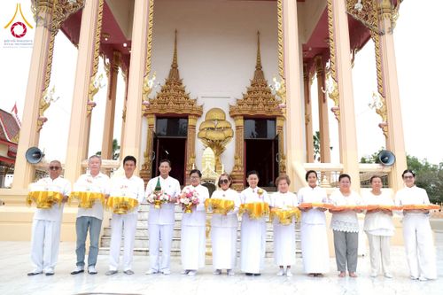 ภาพ No.277936:พิธีตัดปอยผมและปลงผมนาคธรรมทายาท พิธีขอขมาผู้ปกครอง ณ ศูนย์อบรมเยาวชนนครปฐม จ.นครปฐม และพิธีมอบบาตร ผ้าไตร นาคธรรมทายาท พิธีบรรพชา อุปสมบทหมู่ ณ วัดลาดหญ้าไทร จ.นครปฐม