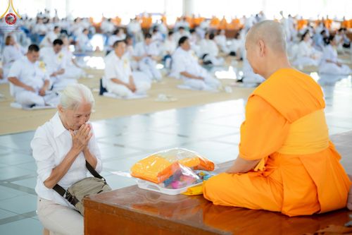 ภาพ No.142068:พิธีบุพเปตพลี ครั้งที่ 152 ร่วมอุทิศบุญแด่หมู่ญาติที่ล่วงลับไปแล้ว และสืบทอดอายุพระพุทธศาสนา วันศุกร์ที่ 21 มิถุนายน พ.ศ. 2567 วันพระขึ้น 15 ค่ำ เดือน 7 ณ หอฉันคุณยายอาจารย์ วัดพระธรรมกาย