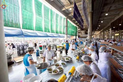 ภาพ No.219411:วันอังคารที่ 22 เมษายน พ.ศ. 2568 พิธีมอบปัจจัยช่วยเหลือครู 4 จังหวัดชายแดนภาคใต้ , พิธีกล่าวคำถวายอุปกรณ์ เพื่อเตรียมการต้อนรับคณะสงฆ์ฯ , พิธีกล่าวคำถวายภัตตาหารเป็นสังฆทาน , คณะสงฆ์ฉันภัตตาหารเพล  เนื่องในวันคุ้มครองโลก พิธีถวายมหาสังฆทานแด่คณะสงฆ์