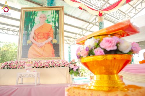 ภาพ No.175125:พิธีทอดกฐินสถาปนา แผ่นสิริฉะทะนะรัสมี(หลังคา) อาคาร 80 ปี หลวงพ่อธัมมชโย ณ ศูนย์ปฏิบัติธรรมวิหารแดง จ.สระบุรี วันเสาร์ที่ 9 พฤศจิกายน พ.ศ. 2567