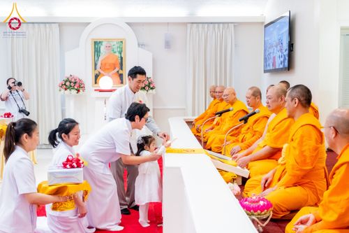 ภาพ No.62385:คณะศิษยานุศิษย์รวมใจสถาปนาและสมโภช ธรรมจักร เพื่ออัญเชิญประดิษฐาน ณ ยอดอุโบสถ 80 ปี หลวงพ่อธัมมชโย วัดพระธรรมกายนิวเจอร์ซี ประเทศสหรัฐอเมริกา  วันอาทิตย์ที่ 7 เมษายน พ.ศ. 2567