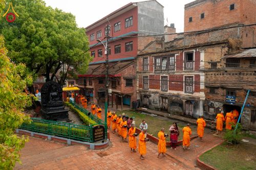 ภาพ No.132544:สามเณรเนปาล บิณฑบาต ย่านทาเมล เมืองกาฐมาณฑุ และเมืองปาฏัน ในโครงการบรรพชา 1,250 รูป ประเทศเนปาล วันที่ 20 มีนาคม พ.ศ. 2567