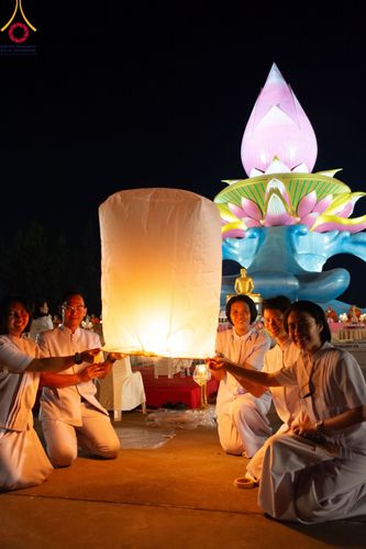 ภาพ No.97275:พิธีทอดผ้าป่า เพื่อสร้าง "ลานอเนกประสงค์พญานาค 4 ตระกูล" และพิธีจุดประทีปโคมลอย ลอยกระทง ถวายประทีปเป็นพุทธบูชา ณ พุทธอุทยานนานาชาติ จ.หนองคาย วันที่ 27 พฤศจิกายน พ.ศ. 2566