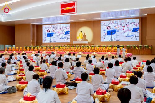 ภาพ No.237840:วันอาทิตย์ที่ 10 สิงหาคม พ.ศ. 2568 พิธีถวายไทยธรรมมุทิตาเปรียญธรรมและบาลีศึกษา ณ ห้องแก้วสารพัดนึก2 วัดพระธรรมกาย ปทุมธานี