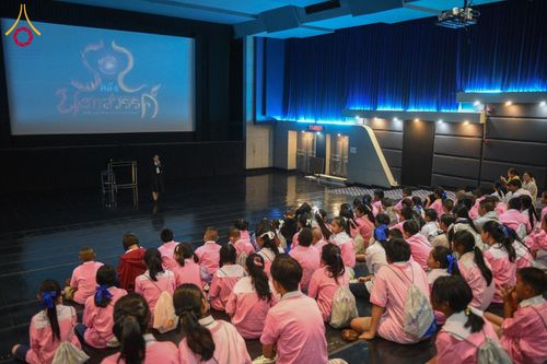 ภาพ No.184451:พิธีมอบโล่ และใบประกาศเกียรติคุณ  โครงการเจริญพระพุทธมนต์ ธัมมจักกัปปวัตตนสูตร  โรงเรียนที่มีผลการดำเนินกิจกรรมดีเด่น จังหวัดสระบุรี  หนึ่งในโครงการหมู่บ้านรักษาศีล 5  และวันรวมพลังเด็กดี V-Star  วันที่ 17 ธันวาคม พ.ศ.2567 ณ ห้างทวีกิจคอมเพล็กซ์ ชั้น 4 อ