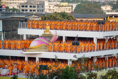 ภาพ No.201578:พิธีจุดประทีปถวายเป็นพุทธบูชา และบูชาธรรมมหาปูชนียาจารย์ ณ อาคารธรรมยาตรา กตัญญูบูชามหาปูชนียาจารย์ ตรงข้ามวัดปากน้ำภาษีเจริญ จ.กรุงเทพมหานคร ในโครงการธรรมยาตรา กตัญญูบูชา มหาปูชนียาจารย์ พระมงคลเทพมุนี(สด จนฺทสโร) พระผู้ปราบมาร อนุสรณ์สถาน 7 แห่ง