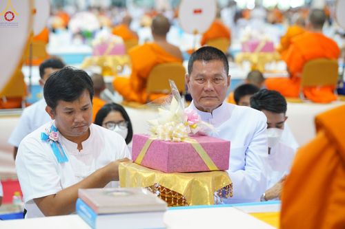 ภาพ No.85370:พิธีถวายมหาสังฆทานคณะสงฆ์ 2000 กว่าวัดทั่วประเทศปีที่ 23, พิธีถวายไทยธรรมคณะสงฆ์ 323 วัด 4 จังหวัดชายแดนภาคใต้, พิธีมอบปัจจัยช่วยเหลือครู 4 จังหวัดชายแดนภาคใต้ ณ สภาธรรมกายสากล วัดพระธรรมกาย ในวันสมาธิโลก อาทิตย์ที่ 6 สิงหาคม พ.ศ. 2566