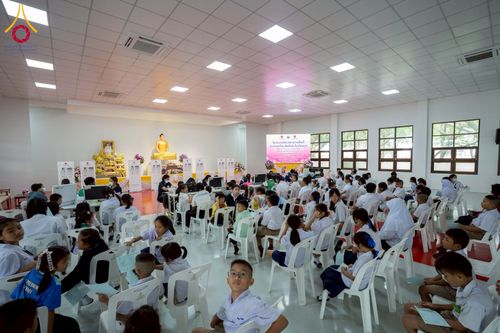 ภาพ No.230354:วันจันทร์ที่ 30 มิถุนายน พ.ศ. 2568 เจ้าอาวาสวัดพระธรรมกาย เยี่ยมอนุโมทนาให้กำลังใจ บุคลากรทางการแพทย์-เจ้าหน้าที่ผู้ปฏิบัติงาน โครงการรถตัดแว่นสายตาเคลื่อนที่สภากาชาดไทย เพื่อเด็กนักเรียนในชนบท พื้นที่จังหวัดปทุมธานี