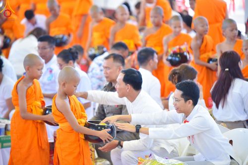 ภาพ No.217567:วันอาทิตย์ที่ 13 เมษายน พ.ศ. 2568 พิธีตักบาตรฉลองสามเณรใหม่ ศูนย์ปฏิบัติธรรมเขาคิชฌกูฏ โครงการบรรพชาสามเณรภาคฤดูร้อน