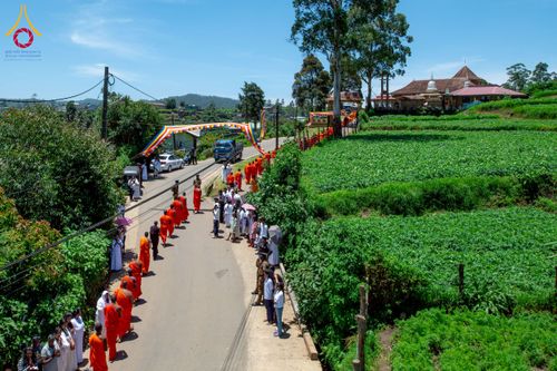 ภาพ No.225660:วันที่ 5 พฤษภาคม พ.ศ. 2568 พิธีบิณฑบาตรอบเมืองนูวราอิลิย่า ฉลองเทศกาลวิสาขบูชา แห่งชาติประเทศศรีลังกา