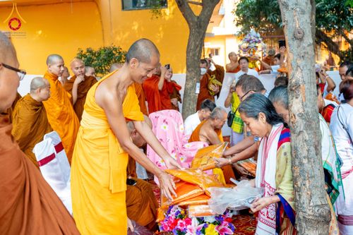 ภาพ No.176121:พิธีทอดผ้าป่าสมทบกฐิน ณ วัดพุทธคยา บานา วิหาร เมืองคยา รัฐพิหาร ประเทศอินเดีย โดยมูลนิธิธรรมกาย ในนามหลวงพ่อธัมมชโย  วันที่ 12 พฤศจิกายน พ.ศ. 2567