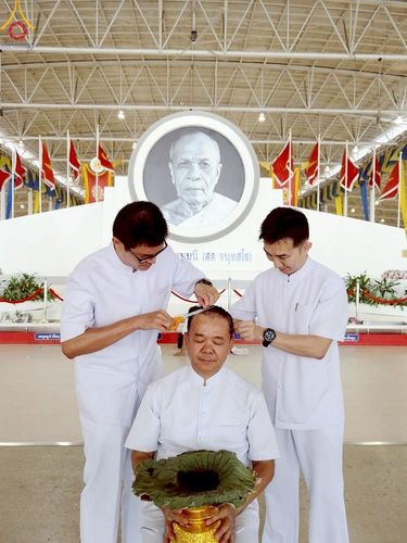 ภาพ No.223156:วันที่ 2 -10 พฤษภาคม พ.ศ. 2568 พิธีตัดปอยผม ปลงผม พิธีขอขมาลาอุปสมบทอุทิศชีวิต ของอุบาสก พิสิทธิ์ หมื่นแกล้ว  ณ วัดพระธรรมกาย