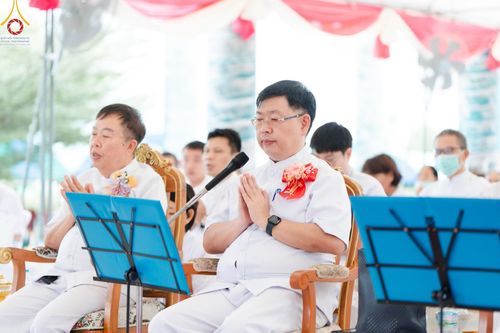 ภาพ No.158119:พิธีทอดผ้าป่า ติดตั้งแผ่นสิริฉะทะนะรัสมี(หลังคา) อาคาร 80 ปี หลวงพ่อธัมมชโย วันอาทิตย์ที่ 22 กันยายน พ.ศ. 2567 ณ ศูนย์ปฏิบัติธรรมวิหารแดง อ.วิหารแดง จ.สระบุรี