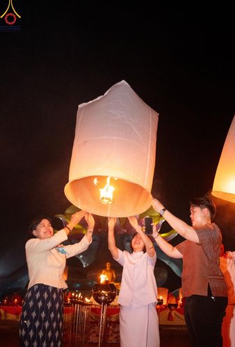 ภาพ No.175954:พิธีจุดประทีปโคมลาน, โคมลอยและลอยกระทง ถวายประทีปเป็นพุทธบูชา สร้างความสว่างไสวให้กับแผ่นดินด้วยแสงธรรม วันที่ 15 พฤศจิกายน พ.ศ. 2567 ณ พุทธอุทยานนานาชาติ อ.โพนพิสัย จ.หนองคาย