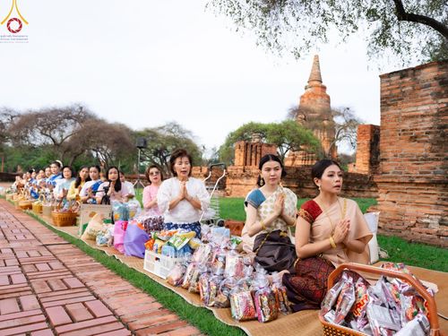 ภาพ No.138533:พิธีตักบาตร วัดราชบูรณะ จ.พระนครศรีอยุธยา วันที่ 25 พฤษภาคม พ.ศ.2567