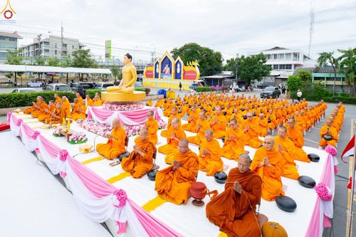 ภาพ No.241893:วันอาทิตย์ที่ 31 สิงหาคม พ.ศ. 2568 พิธีทำบุญแด่คณะสงฆ์ 122 รูป ฉลอง 121 ปี อำเภอคลองหลวง จ.ปทุมธานี เพื่อนำส่งช่วยเหลือคณะสงฆ์ 323 วัด 4 จังหวัดชายแดนภาคใต้ และช่วยเหลือประชาชนจากเหตุปะทะ แนวชายแดนไทย-กัมพูชา ณ บริเวณหน้าที่ว่าการอำเภอคลองหลวง 