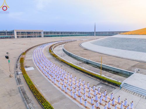 ภาพ No.101429:พิธีเวียนประทักษิณ, พิธีวันทาเจดีย์, พิธีขอขมาและมอบผ้าไตร ในโครงการอุปสมบทหมู่ รุ่นบูชาธรรมมหาปูชนียาจารย์ ณ วัดพระธรรมกาย ในวันที่ 9 ธันวาคม พ.ศ. 2566