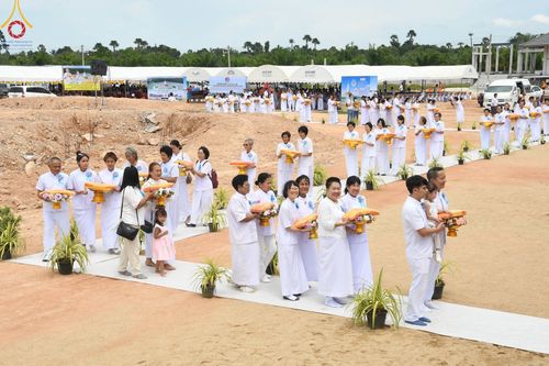 ภาพ No.91406:พิธีทอดผ้าป่ายกยอดดอกบัวสิริปทุมทิพย์  ประดิษฐาน ณ ปทุมเจดีย์  (เจดีย์พระพุทธเจ้า ๕ พระองค์) ณ ศูนย์อบรมเยาวชนจังหวัดปัตตานี 22 ตุลาคม พ.ศ.2566