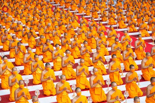 ภาพ No.107124:พิธีจุดประทีปถวายเป็นพุทธบูชา และบูชาธรรมมหาปูชนียาจารย์ ในโครงการธรรมยาตรากตัญญูบูชา มหาปูชนียาจารย์ พระมงคลเทพมุนี(สด จนฺทสโร) พระผู้ปราบมาร  อนุสรณ์สถาน 7 แห่ง ปีที่ 12  วันที่ 6 มกราคม พ.ศ. 2567 ณ อนุสรณ์สถานมหาวิหารพระมงคลเทพมุนี อ.สองพี่น้อง จ.สุพร