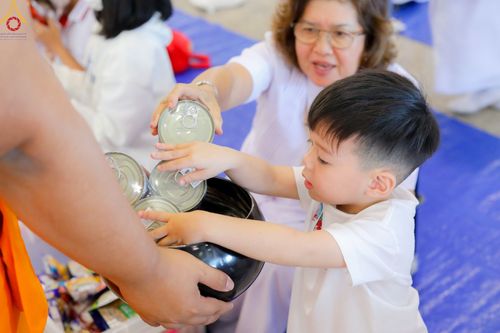 ภาพ No.86846:พิธีตักบาตร , พิธีบูชาข้าวพระ , พิธีจุดเทียนใจ ไฟนิรันดร์ อนันตชัย ในวันอาทิตย์ต้นเดือน 3 กันยายน พ.ศ. 2566 ณ วัดพระธรรมกาย