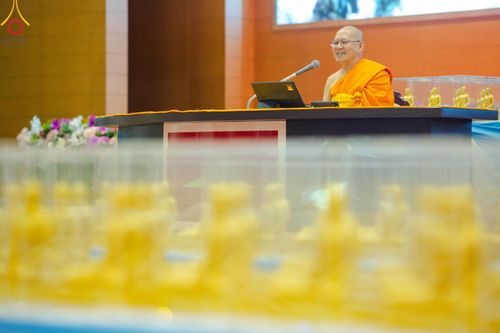 ภาพ No.159484:สัมมนาพิเศษและพิธีมอบองค์พระธรรมกาย 2,000 องค์ ณ ห้องแก้วสารพัดนึก 1 วัดพระธรรมกาย วันอาทิตย์ต้นเดือนที่ 6 ตุลาคม พ.ศ. 2567