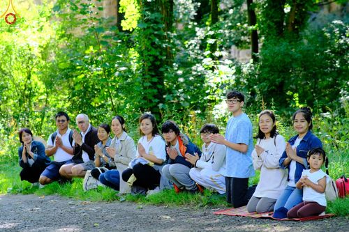 ภาพ No.148804:คณะสงฆ์และสามเณร วัดพระธรรมกายแมนเชสเตอร์  สหราชอาณาจักร จัดเดินธรรมยาตราที่ Peak District National Park , New Mills central , Upper Derwent Visitor Centre, Hope Valley วันอังคารที่ 6 สิงหาคม พ.ศ. 2567