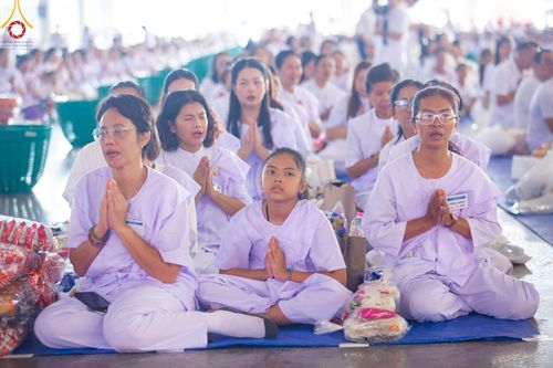 ภาพ No.221983:วันที่ 4 พฤษภาคม พ.ศ. 2568 พิธีตักบาตร เนื่องในวันอาทิตย์ต้นเดือน ณ บ้านแก้วเรือนทองคุณยายฯ วัดพระธรรมกาย