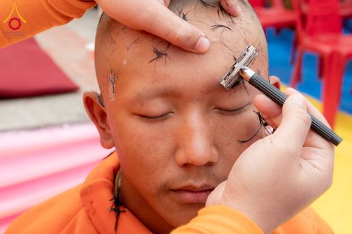 ภาพ No.129718:พิธีตัดปอยผมและแห่นาคธรรมทายาท ในโครงการบรรพชา 1,250 รูป ณ แดนประสูติ สวนลุมพินี ประเทศเนปาล วันที่ 2 มีนาคม พ.ศ. 2567