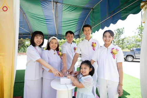 ภาพ No.86056:งานบุญครบรอบ 12 ปี ณ ศูนย์อบรมเยาวชนนครปฐม วันเสาร์ ที่ 19 สิงหาคม พ.ศ. 2566 พิธีทอดผ้าป่าบำรุงศูนย์ และพิธีเจริญพระพุทธมนต์ ฉลองหอฉันคุณยายฯ ประธานสงฆ์  พระมหาคมสัน  ธมฺมาสนฺโน ประธานบุญพิธี กัลฯสุนทรินทร์  จันทนา และคณะเจ้าภาพจังหวัดนครปฐม