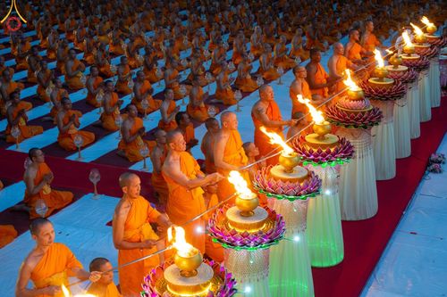 ภาพ No.190115:พิธีจุดประทีปถวายเป็นพุทธบูชา และบูชาธรรมมหาปูชนียาจารย์ ณ อนุสรณ์สถานมหาวิหารพระมงคลเทพมุนี (โลตัสแลนด์) อ.สองพี่น้อง จ.สุพรรณบุรี ในโครงการธรรมยาตรา กตัญญูบูชา มหาปูชนียาจารย์ พระมงคลเทพมุนี(สด จนฺทสโร) พระผู้ปราบมาร อนุสรณ์สถาน 7 แห่ง ปีที่ 13