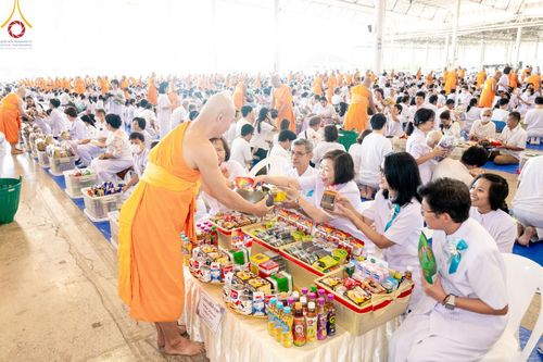 ภาพ No.143401:พิธีตักบาตร ข้าวสารอาหารแห้ง ณ บ้านแก้วเรือนทองคุณยายฯ และ พิธีบูชาข้าวพระ  ณ สภาธรรมกายสากล วัดพระธรรมกาย วันอาทิตย์ที่ 7 กรกฎาคม พ.ศ. 2567