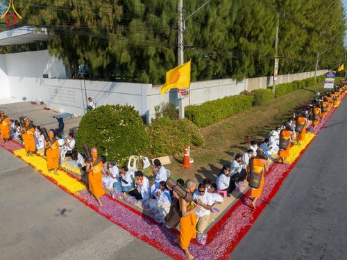ภาพ No.110397:พิธีต้อนรับพระธรรมยาตรา ในโครงการธรรมยาตรากตัญญูบูชา มหาปูชนียาจารย์ พระมงคลเทพมุนี(สด จนฺทสโร) พระผู้ปราบมาร อนุสรณ์สถาน 7 แห่ง ปีที่ 12 วันที่ 11 มกราคม พ.ศ. 2567 ณ อนุสรณ์สถานลำดับที่ 3 สถานที่เกิดใหม่ในเพศสมณะ วัดสองพี่น้อง จ.สุพรรณบุรี