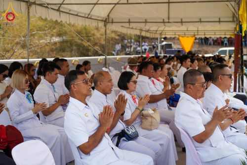 ภาพ No.131454:พิธีอัญเชิญพระบรมสารีริกธาตุ และองค์พระพุทธรัตนกายสิทธิ์ ติดตั้งองค์พระเจดีย์จตุรทิศ ถวายองค์พระเจดีย์ ลานธรรมและกำแพงแก้ว ถวายเป็นพุทธบูชา น้อมถวายบูชาธรรมหลวงพ่ออายุวัฒนมงคล ๘๐ พรรษา วันเสาร์ที่ ๑๖ มีนาคม พ.ศ. ๒๕๖๗ ณ วัดเขาพญาปราบ ต.ตะขบ อ.ปักธงชัย จ.น