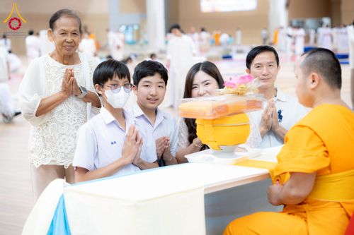 ภาพ No.270610:วันอาทิตย์ที่ 16 พฤศจิกายน พ.ศ. 2568 ถวายกองทุนโครงการอุปสมบทหมู่ 3,000 รูปทั่วไทย  รุ่นบูชาธรรมมหาปูชนียาจารย์ ณ ห้องแก้วสารพัดนึก 2 สภาธรรมกายสากล วัดพระธรรมกาย