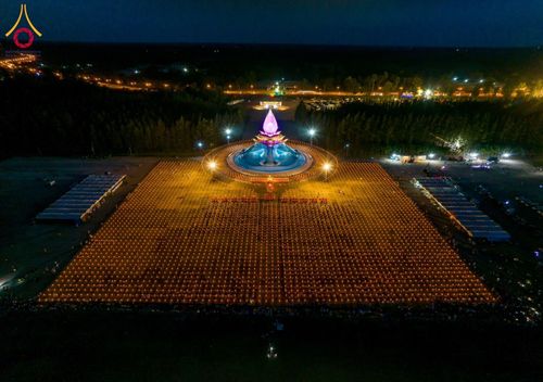 ภาพ No.162279:พิธีจุดประทีปโคมลาน ถวายเป็นพุทธบูชา สร้างความสว่างไสวให้กับแผ่นดินด้วยแสงธรรม วันพฤหัสบดีที่ 17 ตุลาคม พ.ศ. 2567 ณ พุทธอุทยานนานาชาติ จังหวัดหนองคาย