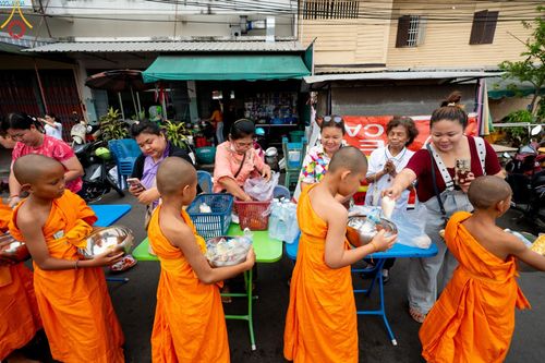ภาพ No.62056:สามเณรจากศูนย์อบรมเยาวชนสุรินทร์ ออกบิณฑบาต รอบอำเภอเมือง จ.สุรินทร์ ในโครงการบรรพชาสามเณร ฟื้นฟูพระพุทธศาสนาทั่วไทย วันที่ 9 เมษายน พ.ศ. 2567